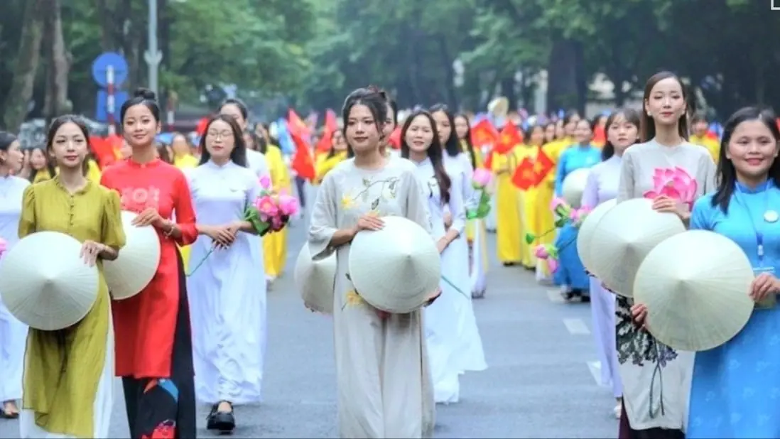 Áo dài khoe sắc tôn vinh vẻ đẹp văn hóa Thủ đô